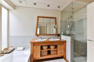 Nagyméretű fürdőhelyiséggel rendelkező otthonokban akár a kád és a zuhany is jól megférhet egymással.