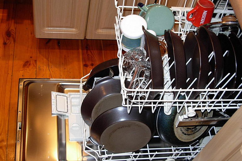 A mosogatógép az utóbbi évtizedekben nélkülözhetetlen konyhagép lett azokban a háztartásokban, ahol legalább négy fő lakik. Háztartási gépek karbantartása.
