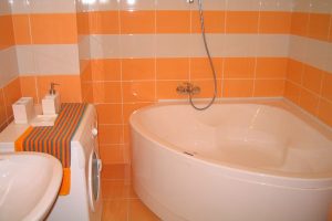 Narancssárga használata a fürdőszobában.