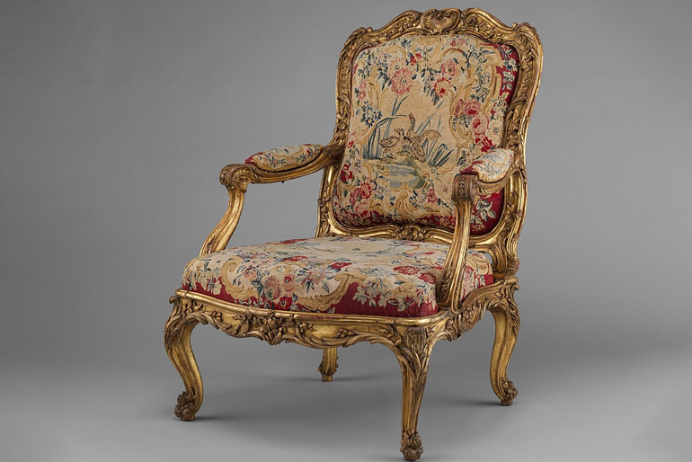A fotel nevét is francia földről kaptuk: a fauteuil varrott széket jelent, és ez a fogalom alakult át a magyar szóhasználatban. 