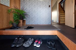 A japánok előszobája a genkan, amely egy lépcsőfokkal lejjebb helyezkedik el a ház járószintjétől.
