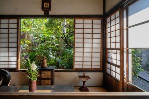 A természethez való közelség ugyancsak szembeötlő, mivel a bejárati ajtó előtt közvetlenül elérhetjük a japánkertet