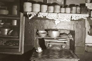 A konyha tulajdonképpen a 20. század elejéig egész Európában megőrizte tradicionális jellegét, minden ráérősen és sok fizikai munkával haladt.