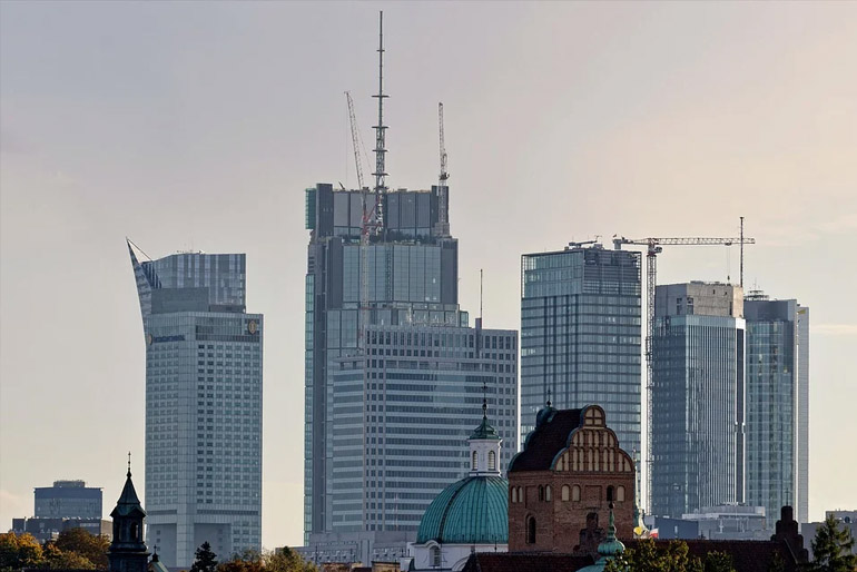Felhőkarcolók Európa nagyvárosaiban is épülnek, rendszerint egy-egy városnegyedben, de így is erősen befolyásolják az európai városok hangulatát és arculatát.