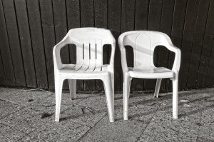 Műanyag kerti székek.