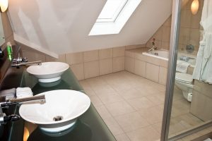 Tetőtéri fürdőszoba - A szaniterek elhelyezése is pontosabb tervezést fog kívánni a tetőtérben.
