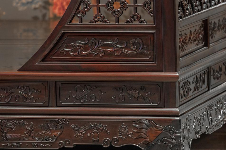 Mivel a paliszander jól faragható, ezért szobrokat és művészi ihletésű bútorokat faragnak belőle.