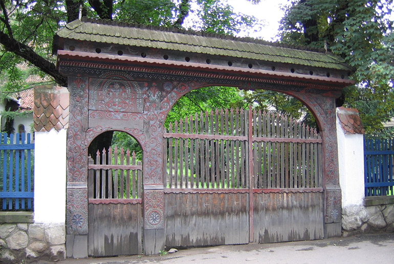A kapu fejlődése a fedeles kapuból indult ki, amely egy nagy kapuból és egy kis kapuból állt.