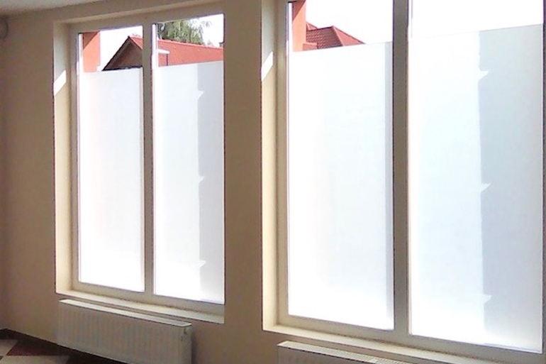 Az ablakfóliák harmadik nagy csoportját azok a típusok alkotják, amelyek a betekintéstől védenek meg.