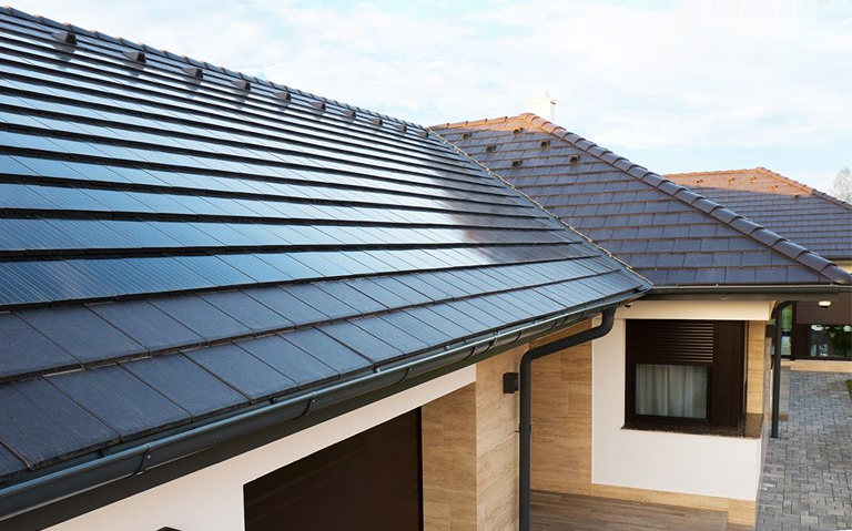 A jövő otthonainál általános lesz a napelemes tetőcserép.