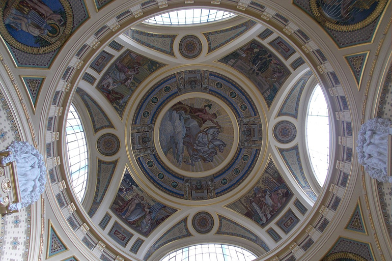 Róth készítette el a budapesti Széchenyi fürdő kupolamozaikjait.