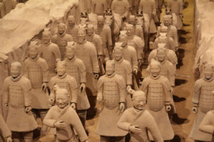 A világ leghíresebb szoborparkja Kínában került elő a föld alól 1978-ban. Csin Si Huang-ti császár egész hadseregét terrakottából formázták meg.